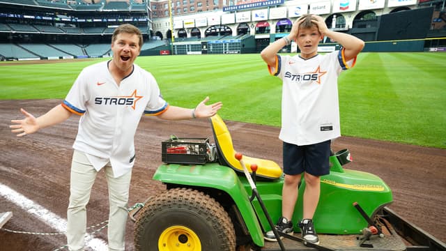 S01:E02 - Hudson Helps the Houston Astros on the Field!