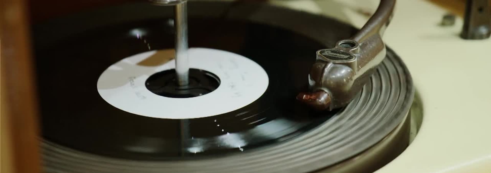 Watch The Repair Shop S08:E21 - Lamb Chop, Breadcrumb Maker, Radiogram ...