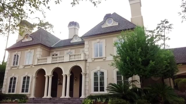 S01:E01 - A Mansion and a Historic Gem