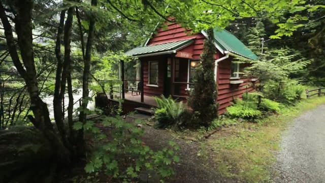 S04:E03 - Tiny Vacation Sanctuary in Northwest Washington