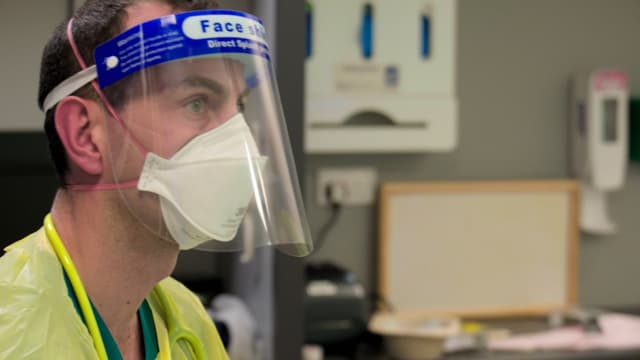 S02:E09 - Anniversary in the ER