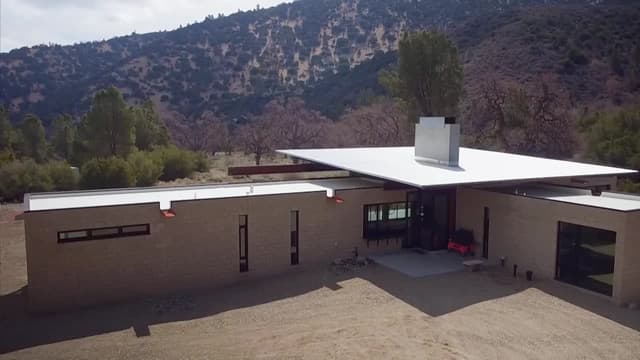 S01:E01 - Extreme Homes