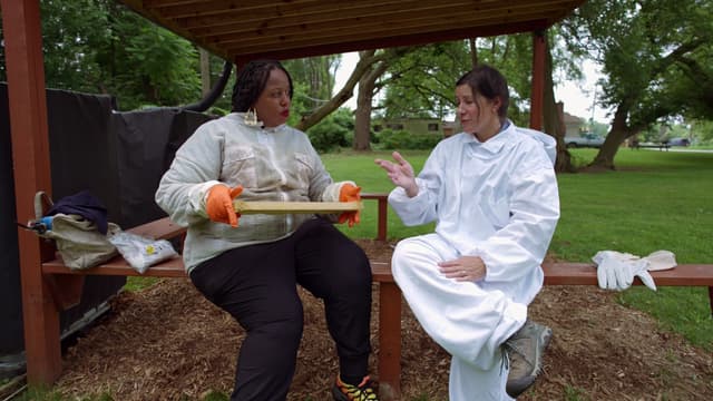 S23:E13 - Beehives 101, Step Stool