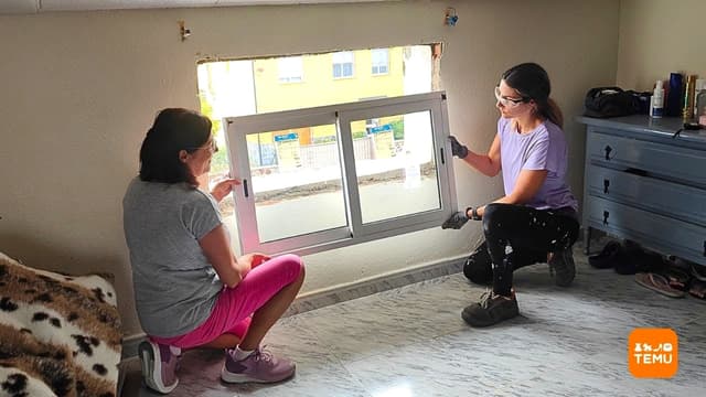 S01:E13 - REFORMA VILLA #13 Coloqué LAS VENTANAS con mi madre + Abrí la deco navideña de temu con mi abuela