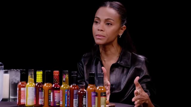 S19:E10 - Zoe Saldaña Gets Scorched by Spicy Wings