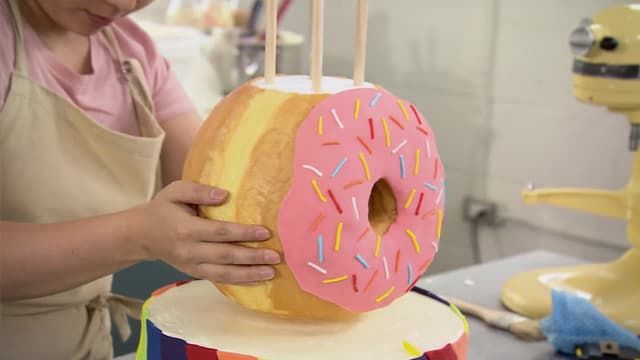 S02:E03 - Alex's Colossal Donut Cake