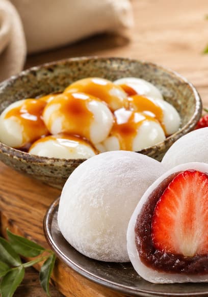 S01:E04 - 4 Japanese Mochi Desserts: Daifuku, Dango & More poster
