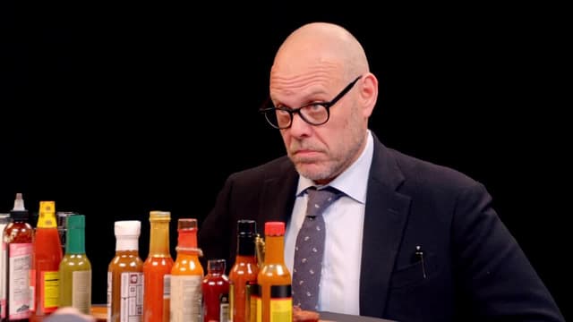 S05:E15 - Alton Brown Rigorously Reviews Spicy Wings