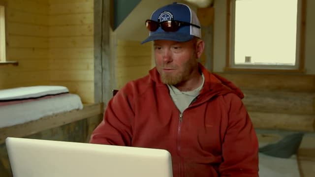 S03:E01 - The Race Is On