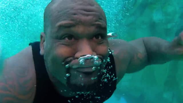 S08:E01 - Shaq-Sized