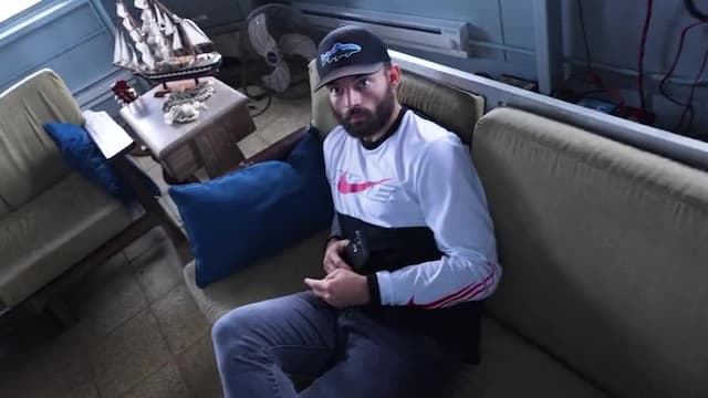 S01:E01 - Overnight in the World's Most Dangerous Hotel