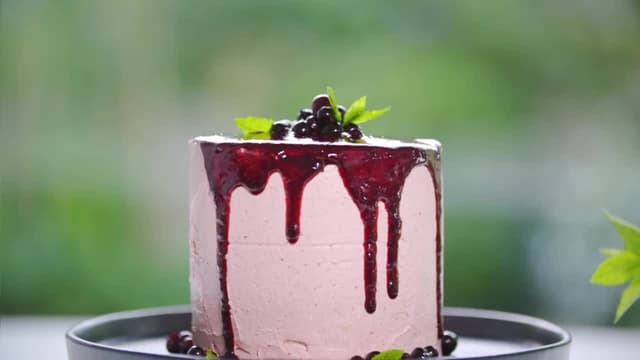 S01:E02 - The Candy-Filled Piñata Cake