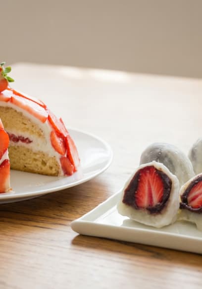 S01:E08 - Delicate Strawberry Sweets: Mochi & Eggless Shortcake poster