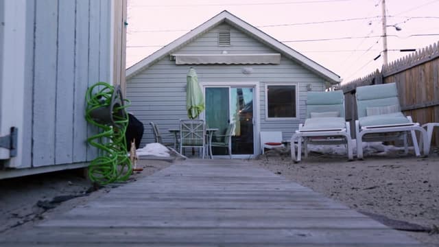 S02:E03 - Tiny Beach Bungalows of Long Island