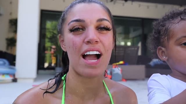 S01:E12 - Water Balloon Fight