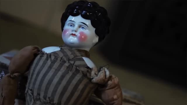 S01:E08 - 100 Year Old Ghost Shows Me Her Grave
