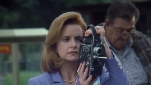 S01:E01 - Moving In, Moving On