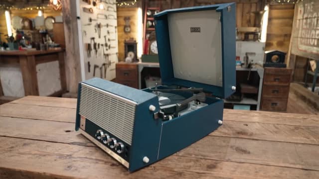 S08:E50 - Record Player, Art School Boots, Fred the Bear