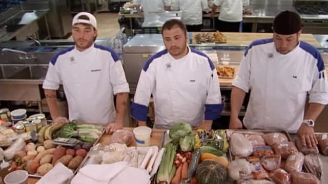 S09:E08 - 10 Chefs Compiten