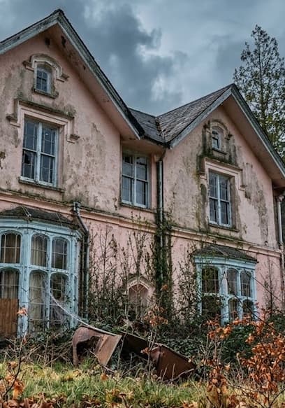 S01:E12 - Exploring an Abandoned Pink Mansion poster