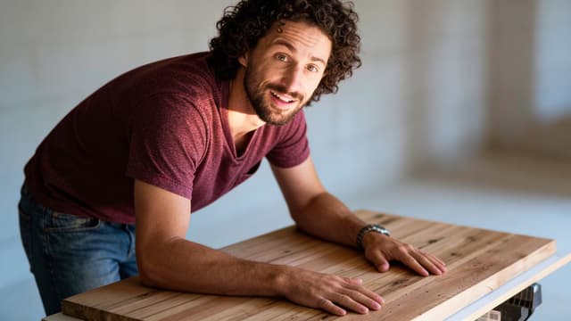 S01:E03 - Turning a Free Pallet Into a $1,200 Desk