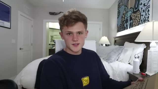 S09:E09 - I Bought Amazon Prime's Weirdest Products / the Ironic Memes of TikTok