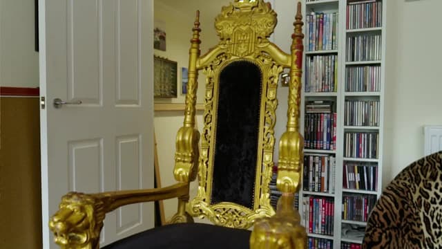 S01:É05 - S01:E05 - Peter Stringfellow’s Throne, Lego Sets, Telephone Box