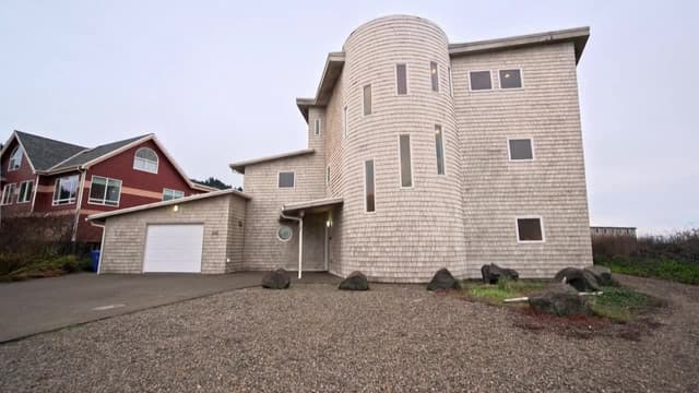 S04:E08 - Oregon Coast Beach House
