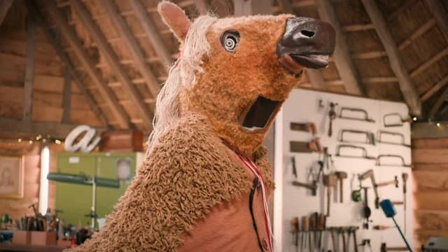 S06:E31 - Wedding Rings, Dobbin the Pantomime Horse, Dreadnought Guitar
