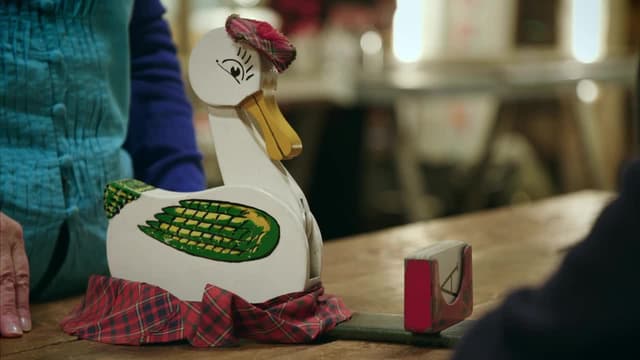 S04:E25 - Carrom Board, Magic Duck, Scott Albums