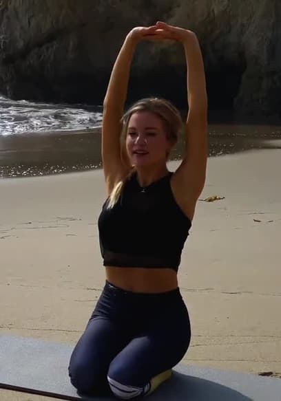 S01:E05 - 32 Min Vinyasa Flow Yoga poster