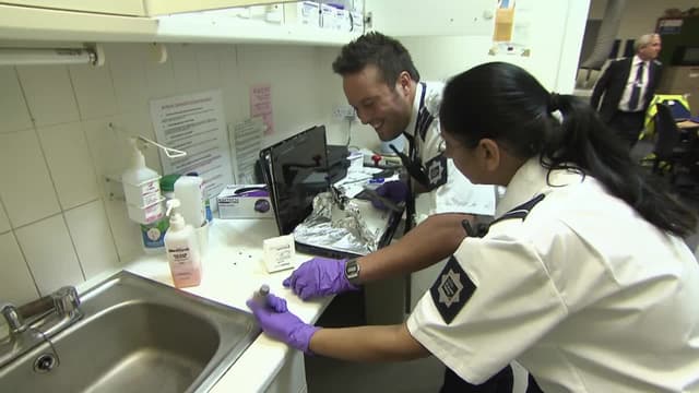 S03:E02 - Unusual Suspects