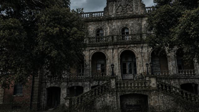 S01:E16 - Family Living in an Abandoned Royal Marine Museum