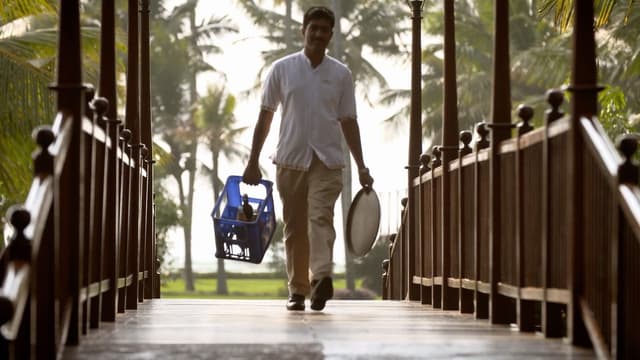 S01:E02 - The Romance of Travel