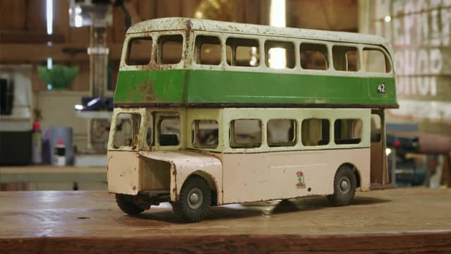 S05:E44 - Alabaster Light, Piano Stool, Toy Bus