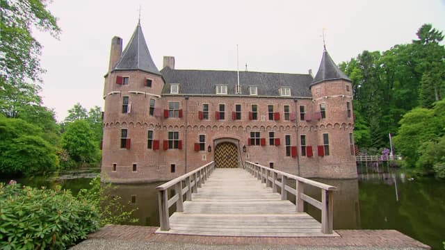 S01:E10 - Royal Residences