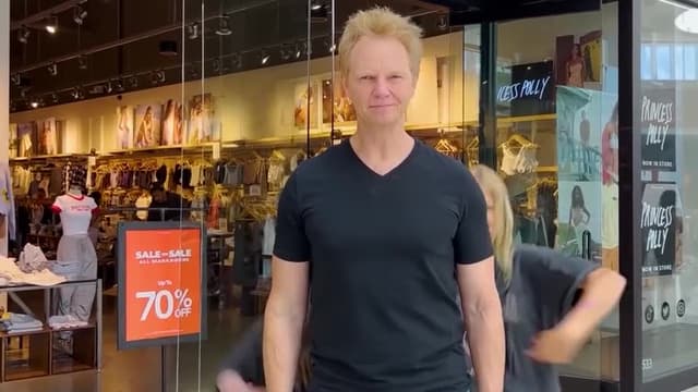 S04:E12 - Last to Leave Mall
