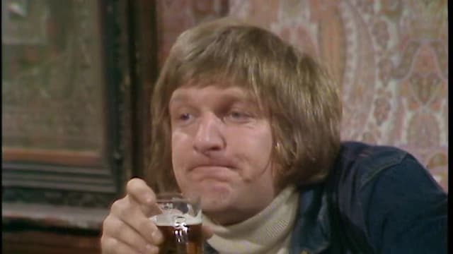 S04:E01 - An Englishman's Home