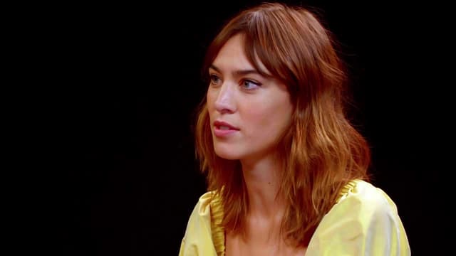 S04:E20 - Alexa Chung Fears for Her Life While Eating Spicy Wings