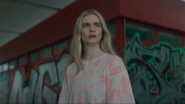 S01:E03 - Scenes From an Erdbeerhof