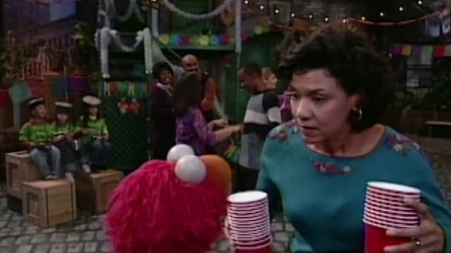 S32:E02 - Elmo Wants a Partner for the Dance Party