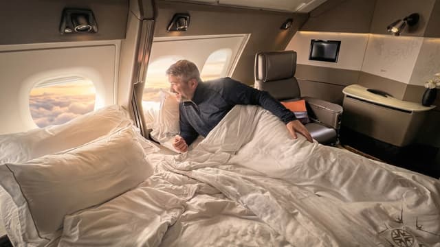 S01:E02 - World's Best Airline First Class