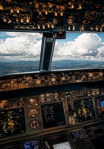 S01:E02 - Challenging Landing Quito: Boeing 777 Cockpit View poster