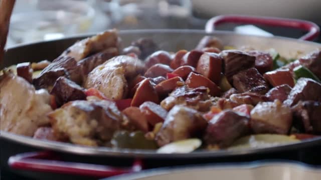 S01:E09 - Paellas Everyday All Day!