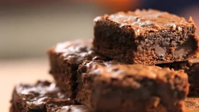 S11:E04 - Chewy Brownies & Chocolate Cupcakes