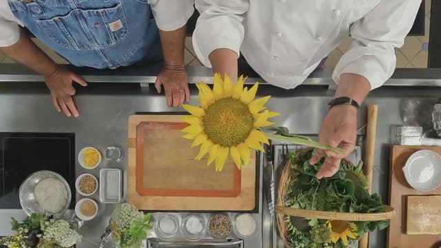 S01:E06 - Edible Flowers with Jamie Simpson