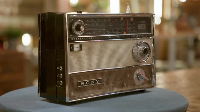 S07:E42 - Jewish Prayer Book, Transatlantic Radio, Egg Chair