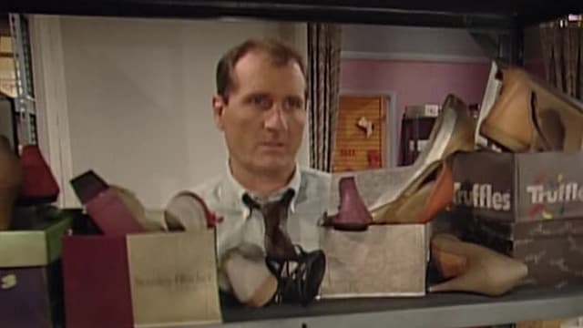 S09:E01 - Shoeway to Heaven