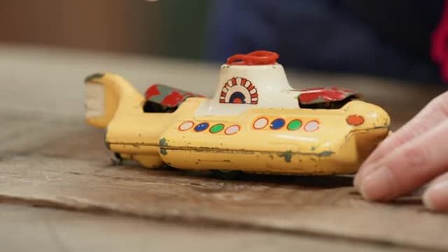 S06:E47 - Henrietta's Portrait, Sewing Machine Table and Yellow Submarine