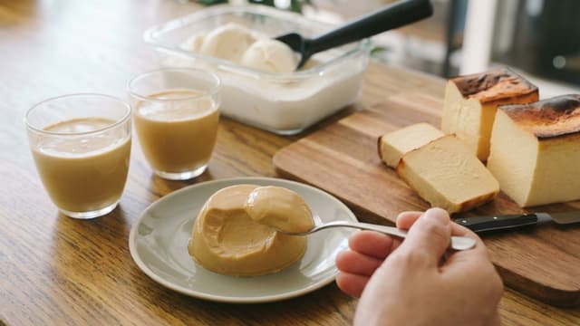 S01:E07 - Creamy Dessert Trio: Cheesecakes & Panna Cotta